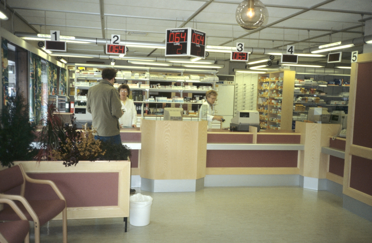 Kunder og ansatte ved skranken på Sandvika apotek i Bærum.