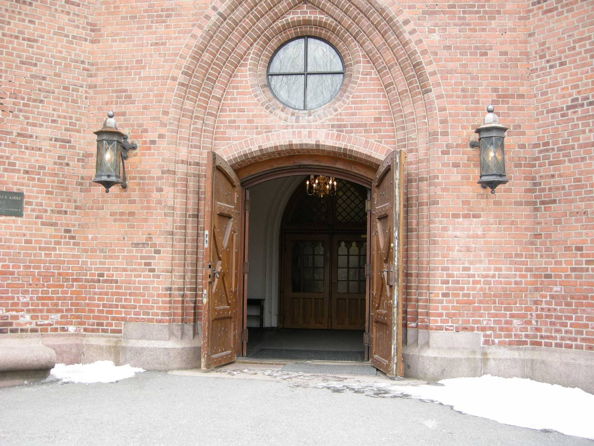 2. påskedag i Vestre Aker kirke, Oslo, 24.03.2008. Fra kirkens eksteriør. Inngangsdørene er åpnet.