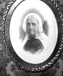 Fotografi av portrett av én av Bennett-familiens kvinnelige 