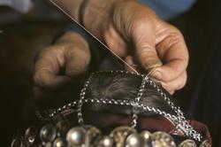 Brudepynting; Bø i Telemarke.
Malelekkja blir rutetredd.