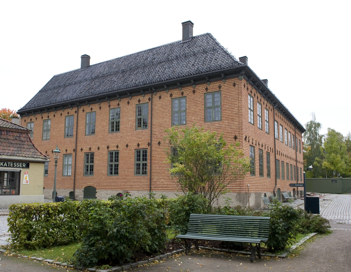 Bygård fra Dronningens gate 15, Oslo. Bygningen huser nå Norsk Farmasihistorisk museum. Fotografert på Norsk Folkemuseum oktober 2010.