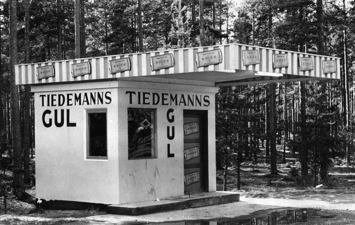 Paviljong eid av bedriften Løken på Magnor. Ble utstyrt med Tiedemannreklame i juni 1962.