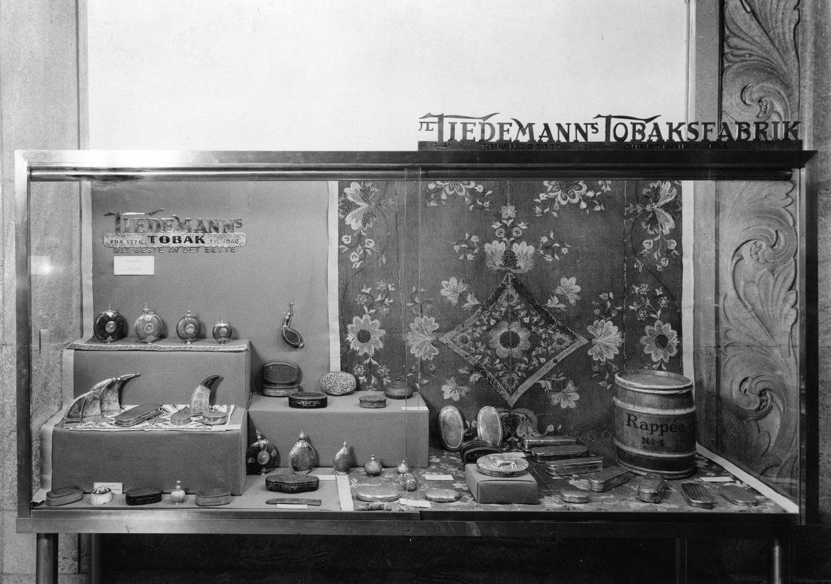 Utstilling ved Kunstindustrimuseet 1937. Montre laget av Tiedemann med gamle snusflasker, snushorn og snusdåser.