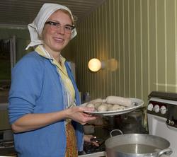 Koking av pølser. Juleforberedelser i formidlingsrommet i El