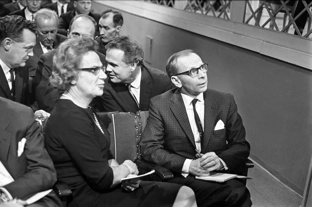 Publikum i salen under TV-debatt om idrett i Centralteatret i november 1965. Midt på bildet Laila Schou Nilsen. Bak på rad 2 Rolf Kirkvaag som snakker med Erling Stordahl ytterst til høyre.