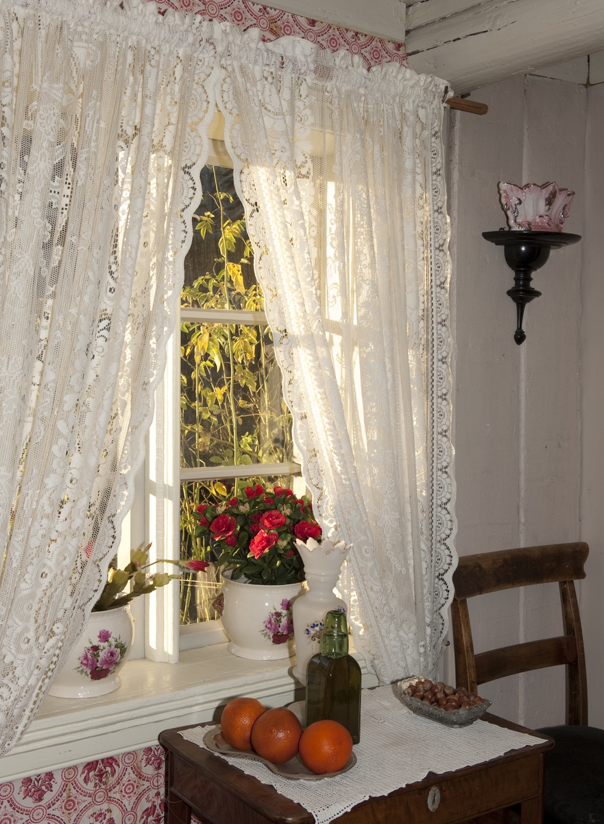 Julegodt er satt fram på bord ved vinduskarm i Johannesgate 14. Bildet er tatt i forbindelse med julemarkedet 2012.