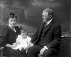 Gruppeportrett, familie, par med et barn. Ingeniør Adamsen.