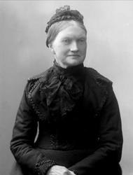 Portrett, eldre kvinne i mørk drakt. Fru Nanna Ørnberg.