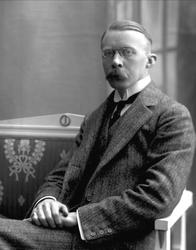 Portrett, mann med briller og bart. Konsul Berck.