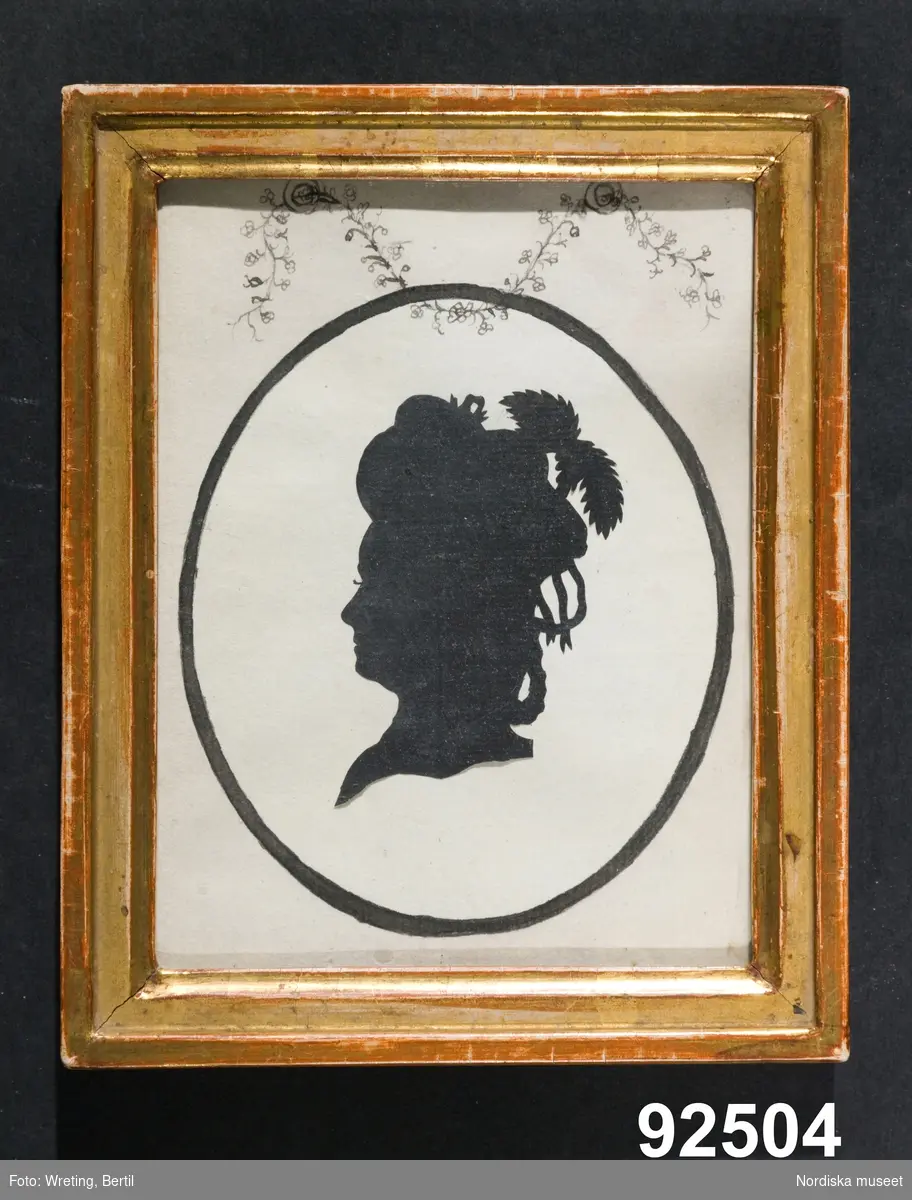 Silhuettporträtt, bröstbild av kvinna, profil vänster.