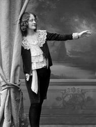 Portrett, ung pike i kostyme, Miss Mona.