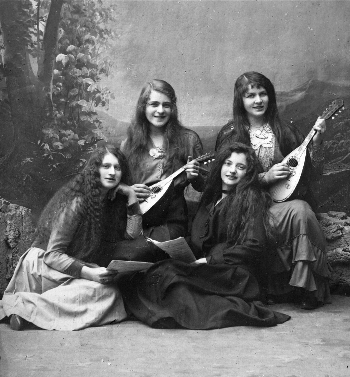 Avfotografering. Gruppeportrett, fire jenter, to med mandoliner.