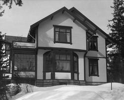 Arkitekt Alms hus, hus i hage med snø.