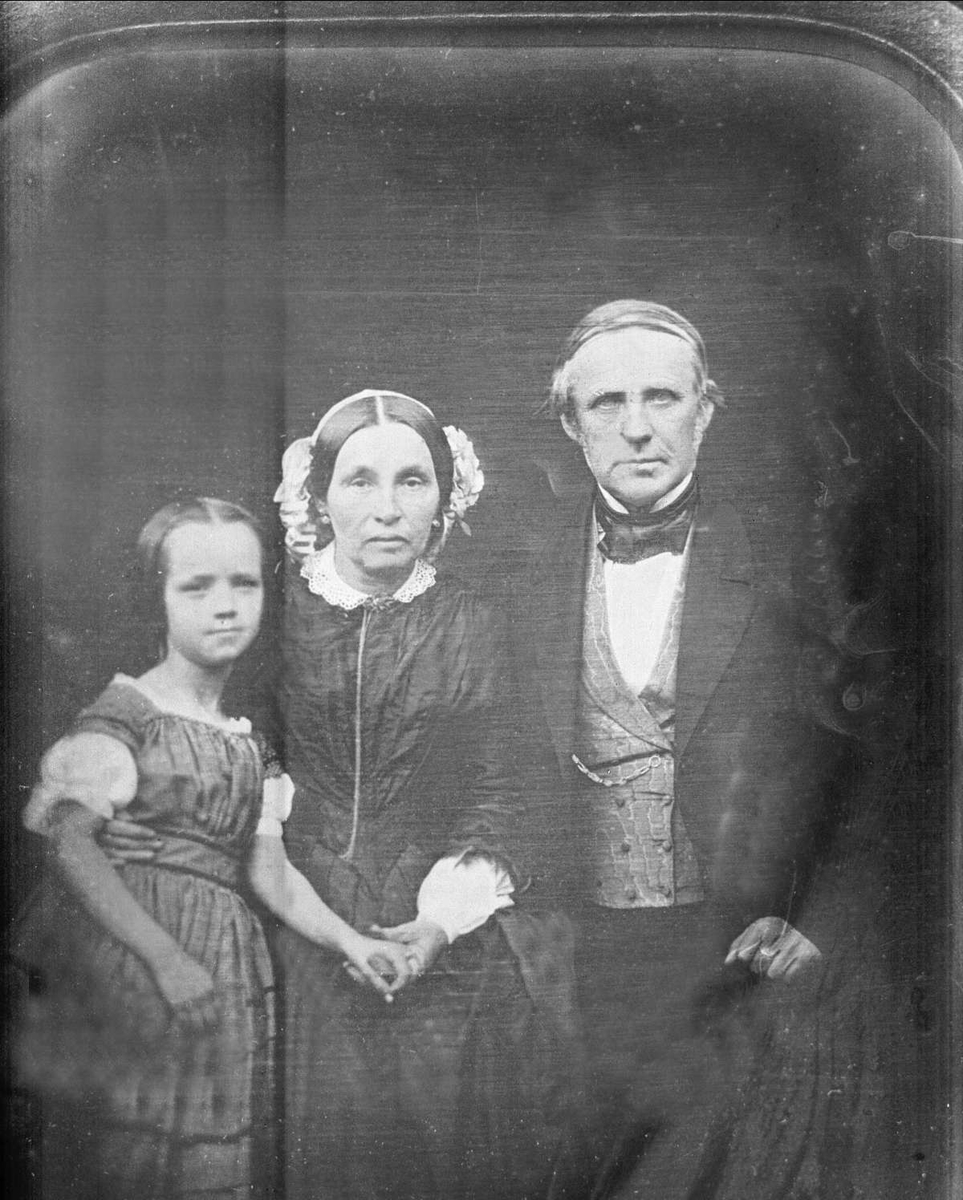 Avfotografering. Gruppe, ektepar og pike. Daguerreotypi(?)