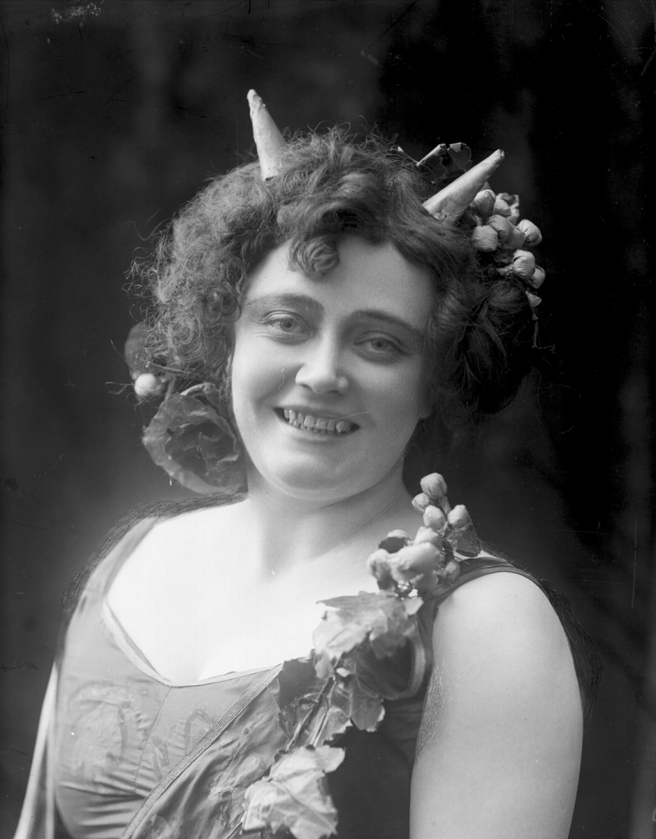 Portrett, operasangerinne, sopranen Gabrielle Bidenkap.