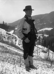 "Hiterdøl i nationaldrakt", Heddal (Hiterdal).