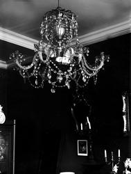 Interiør, lysekrone i stue.