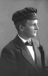 Portrett, mann med studentlue. Erling Didriksen.
