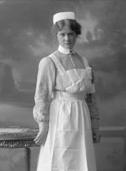 Portrett, sykepleier i uniform. Frk Tekla Elefsen.