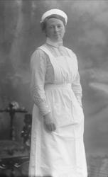 Portrett, kvinne i sykepleieruniform. Søster Magda Svendsen.