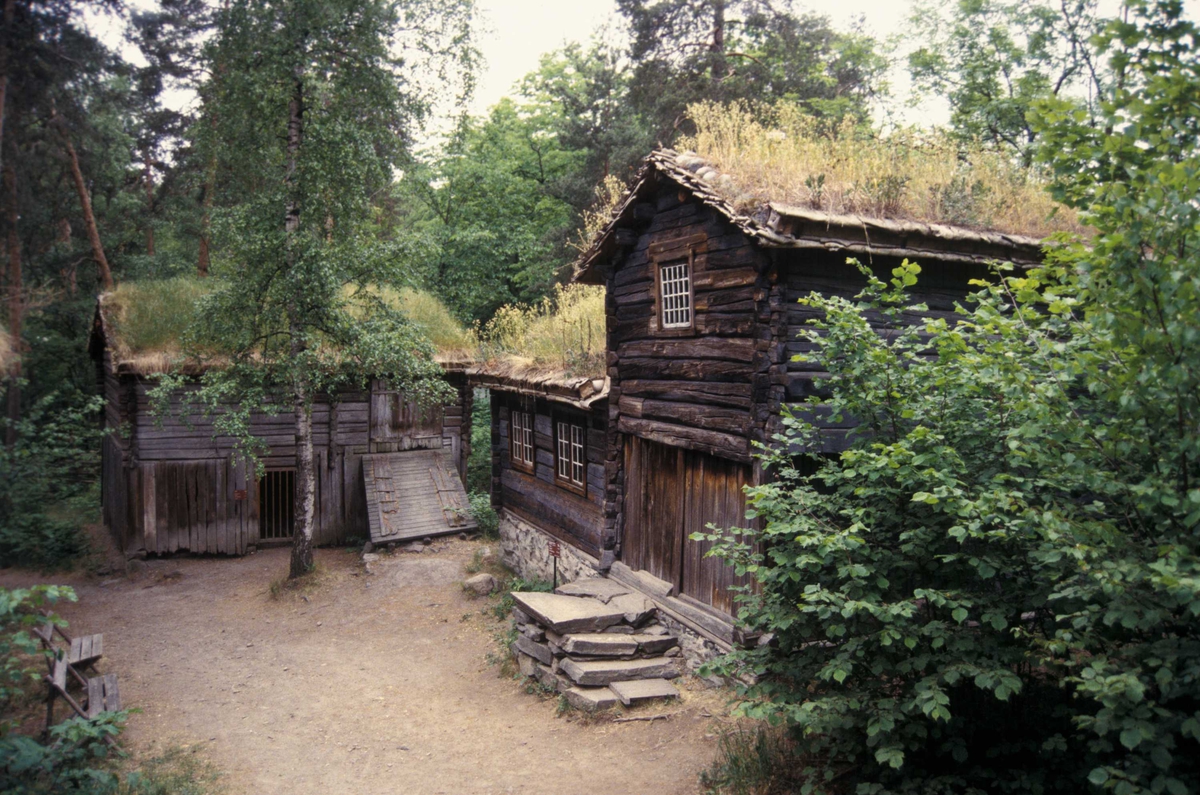 Husmannsplassen fra Trøndelag på Norsk folkemuseum. Uppstugu er fra Bakarplassen under gården Mjøen i Oppdal ca 1800, og har bygningsnummer 56 på Norsk Folkemuseum.
