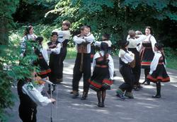 Norsk Folkemuseums dansegruppe danser på Friluftsteateret, b