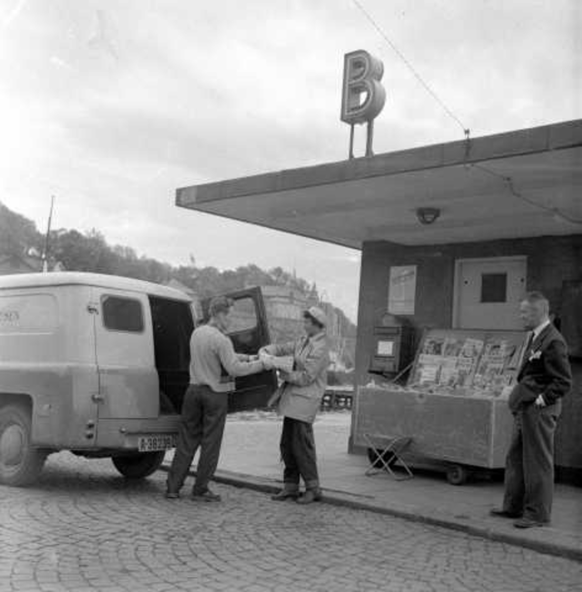 Aviskiosk på utstikker B, Oslo havn 1956. Varebil ved salgsbod.