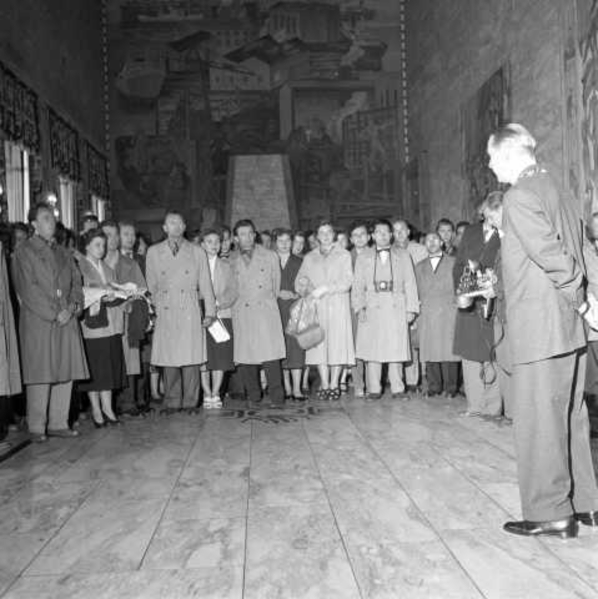 Tsjekkoslovakiske dansere overrekker gave til ordfører, Oslo Rådhus, Oslo, 1956.