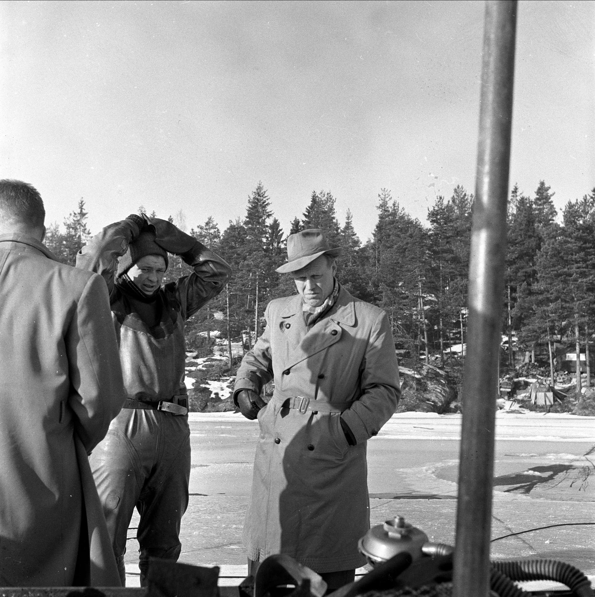 Froskemann og tilskuere, Gjersjøen, Oppegård, mars, 1959.
