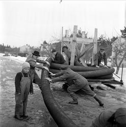 Trelleborg Gummi legger ut slange ved Sarpsborg, mars, 1959.