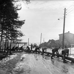 Trelleborg Gummi legger ut slange ved Sarpsborg, mars, 1959.