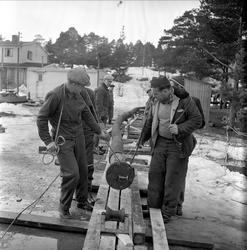 Trelleborg Gummi legger ut slange ved Sarpsborg, mars, 1959.