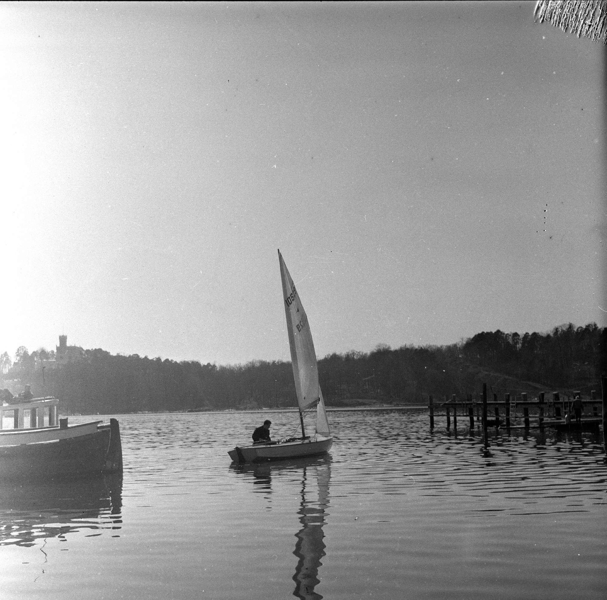 Mann i seilbåt, Frognerkilen, Oslo, 12.04.1959