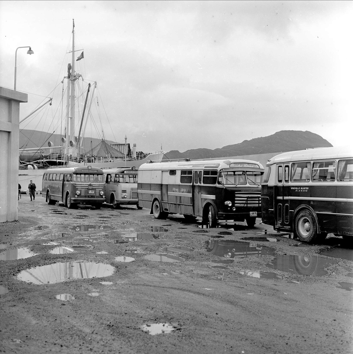 Ålesundsmessen, messeområdet, parkerte busser i forgrunnen, Ålesund, september 1959.