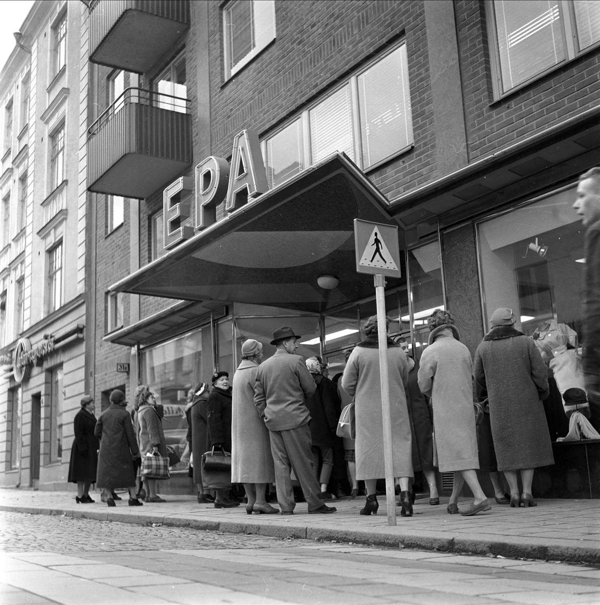 Juleinnkjøp i Arvika, grensehandel, Arvika, Sverige, 14.11.1959. Folk i kø foran EPA.