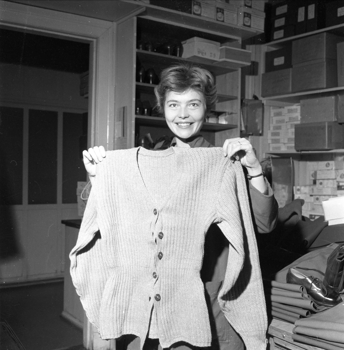 Kvinne holder jakke, Prinds Christian Augusts Minde, Storgata 36, Oslo,  09.10.1959.