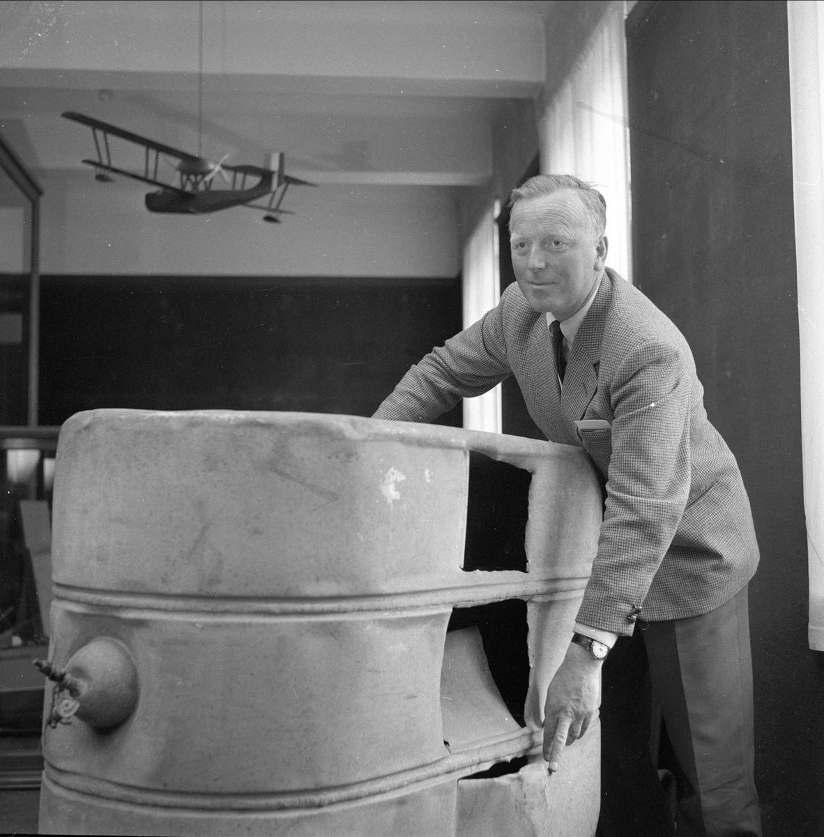 Norsk Sjøfartsmuseum, Bygdøy, Oslo, 30.04.1960, direktør Svein Molaug avbildet ved Lathams bensintank.