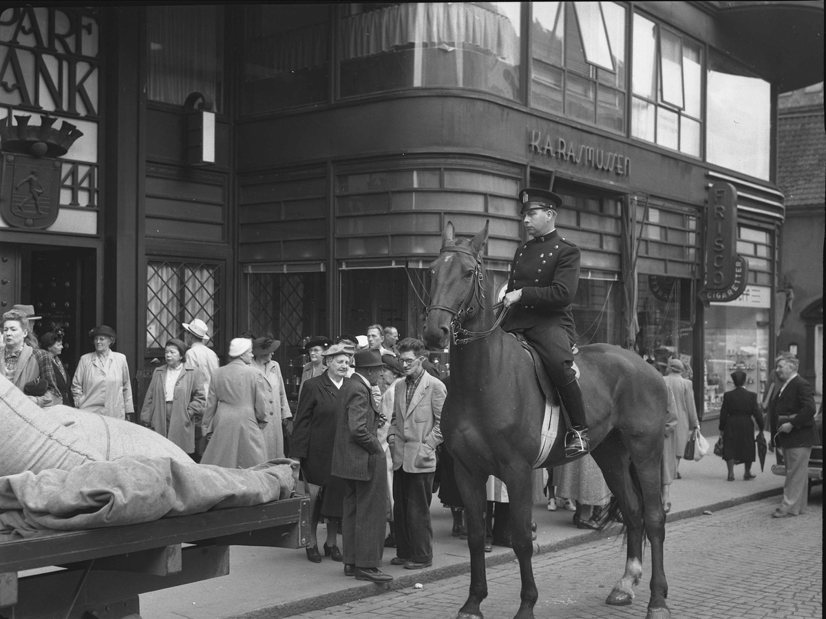 Grensen. Oslo, september 1952. Kaffekø. Gatebilde med politihest og mennesker.