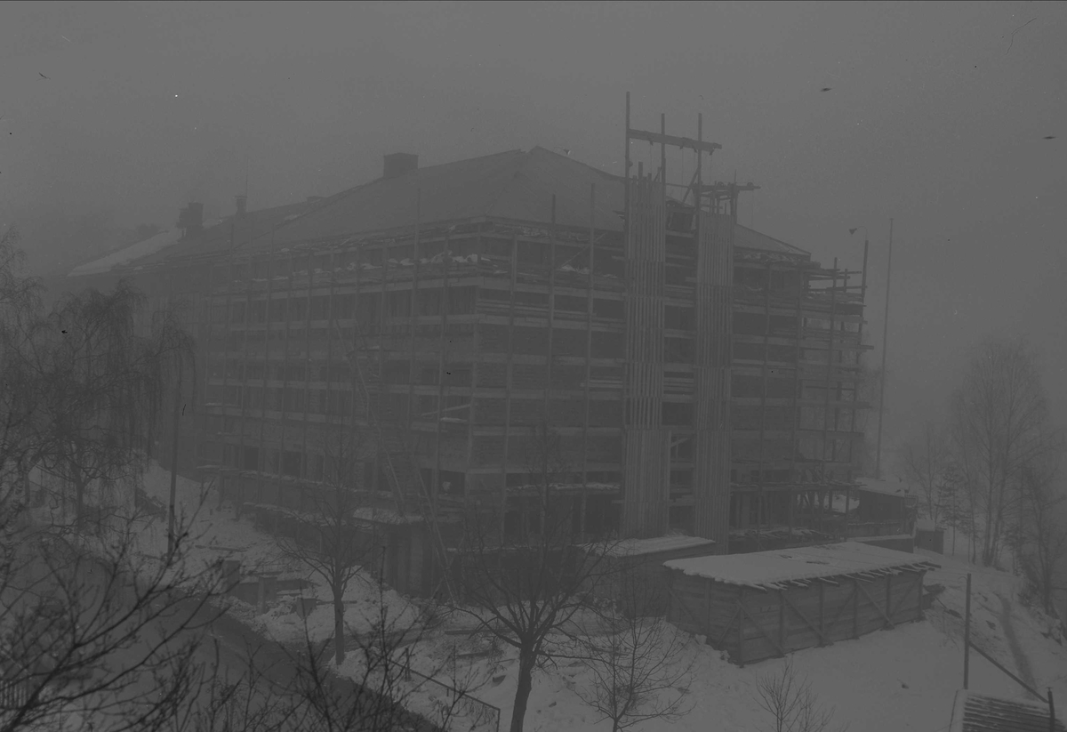 Oslo, udatert, Lilleaker skole under bygging, vinter og grått.