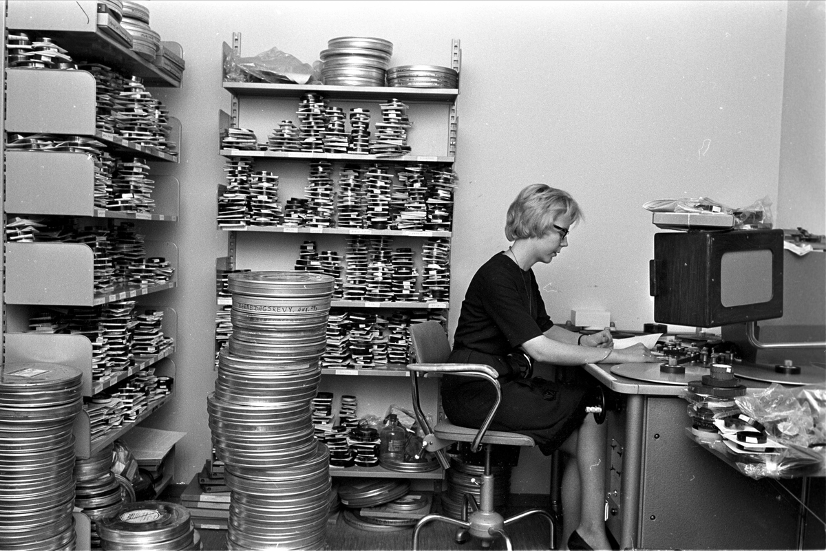 Trangt i tv-huset, Marienlyst, Oslo, november 1962. Kvinne jobber med film.