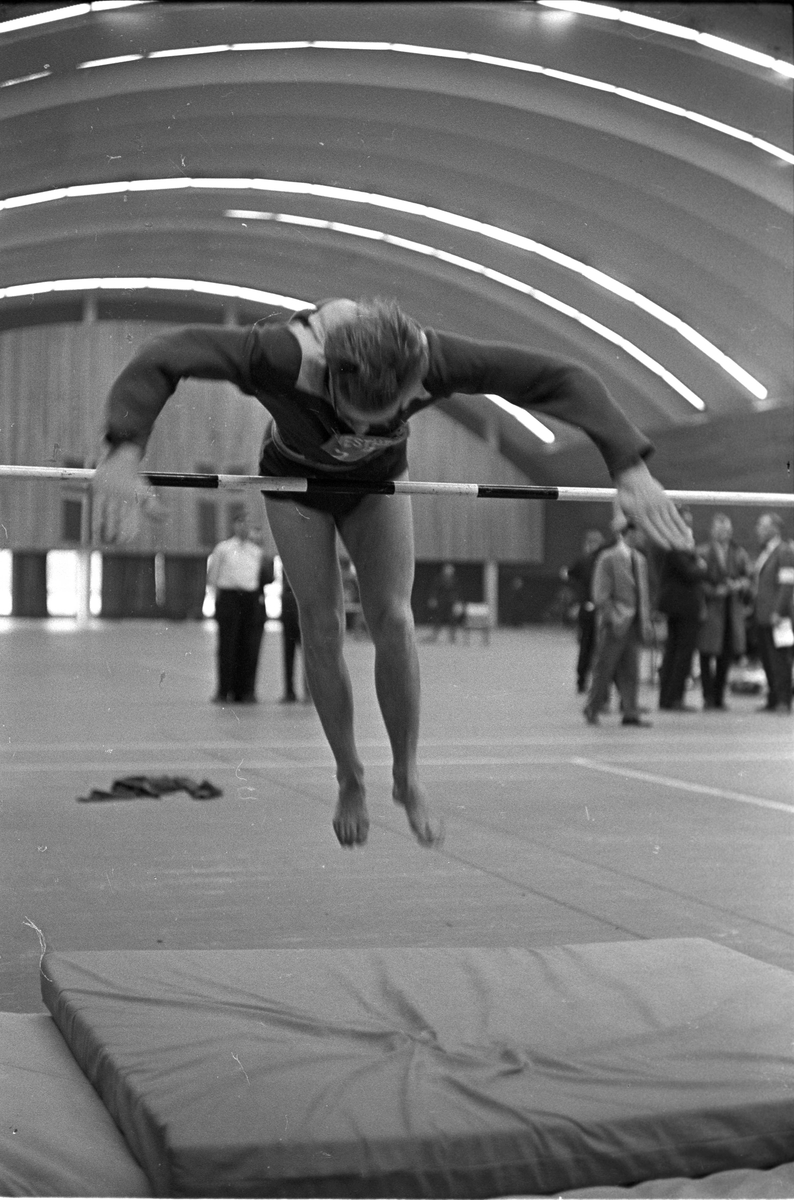 Mesterskap for funksjonshemmede, Njårdhallen, Oslo, mai 1963. Høydehopp.