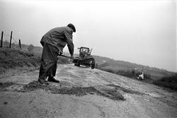 Riksvei 1 fra Svinesund, mai 1963. Mann med spade, veiskrape