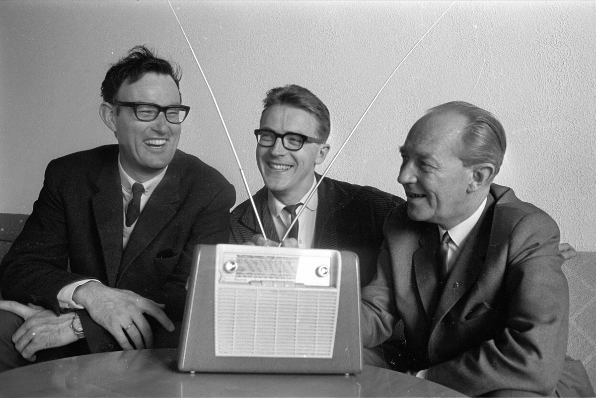 Gruppe ansatte i NRK, Thue t.h., Vigeland og H. Helseth, Oslo,  mai 1965. Med reiseradio, Tandberg "Kurèr".