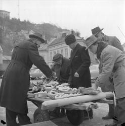 Arendal, desember 1957. Torghandel med salg av skinntøfler. 