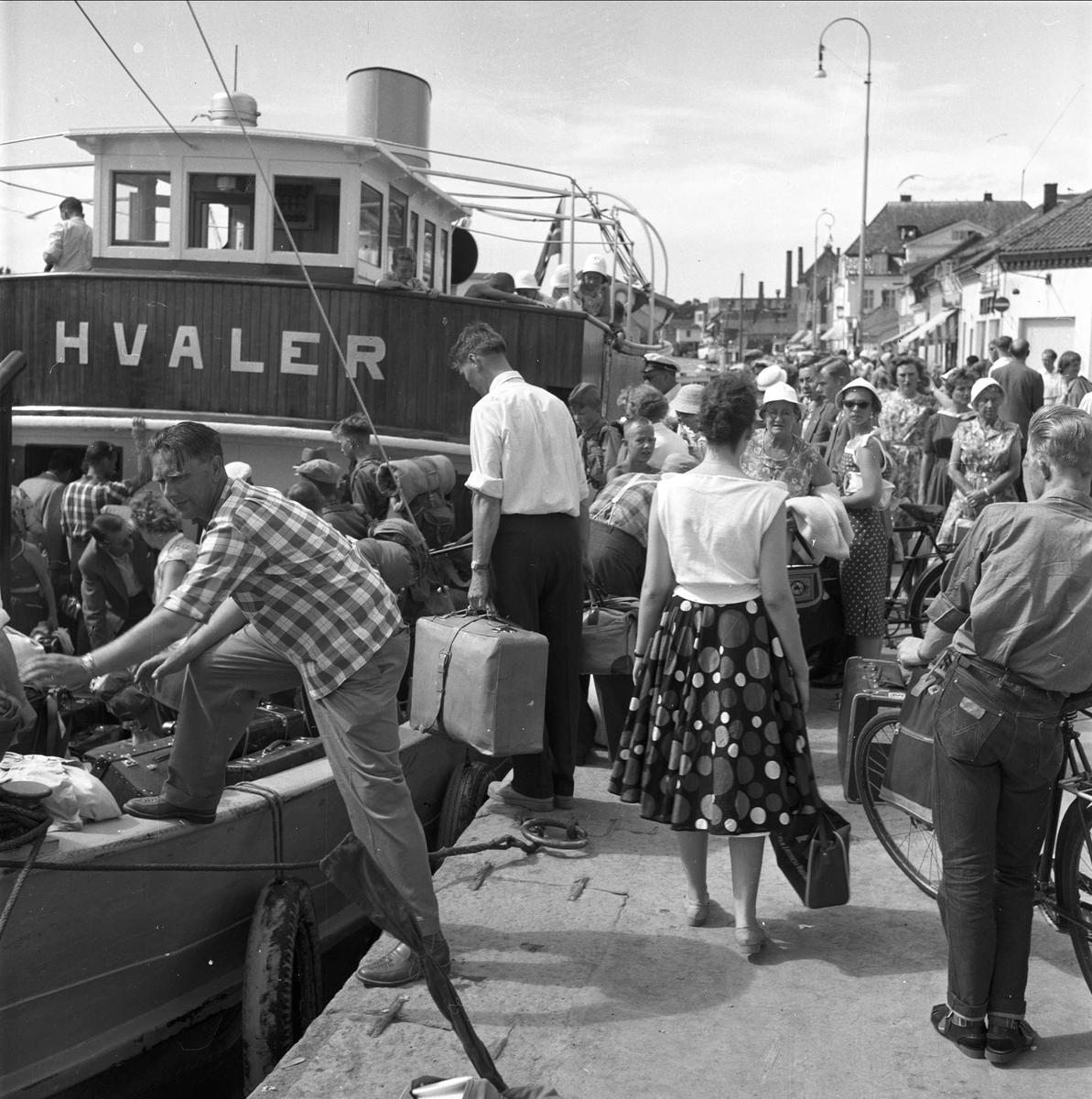Hvalerbåten ved kai, passasjerene stiger ombord, Fredrikstad, 08.07.1958.