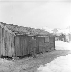 Lofoten, Nordland, april 1963. Rorbu.