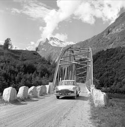 Sunndalen. Bil på bru.
