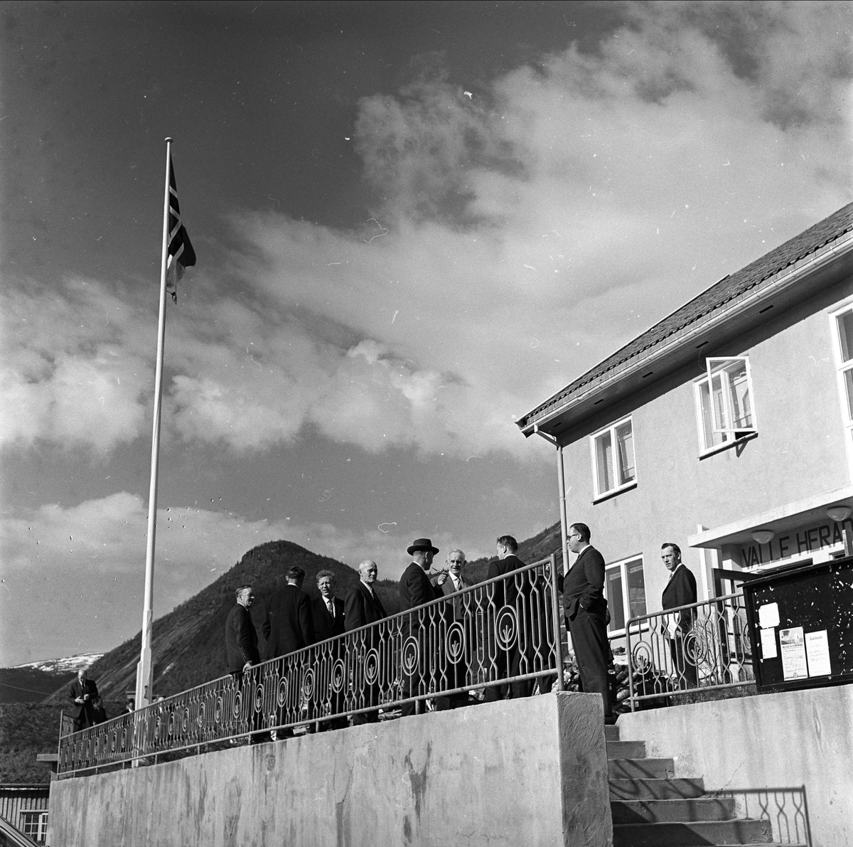 Valle, Aust-Agder, 30.05.1963. Dresskledde menn foran bygning.