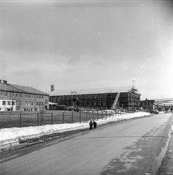 Vardø, Finnmark, april 1963. Bygninger og vei.