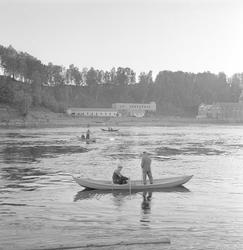 Holmen/Hellefoss, 21.06.1961, fiskere i båt, bygninger ved e
